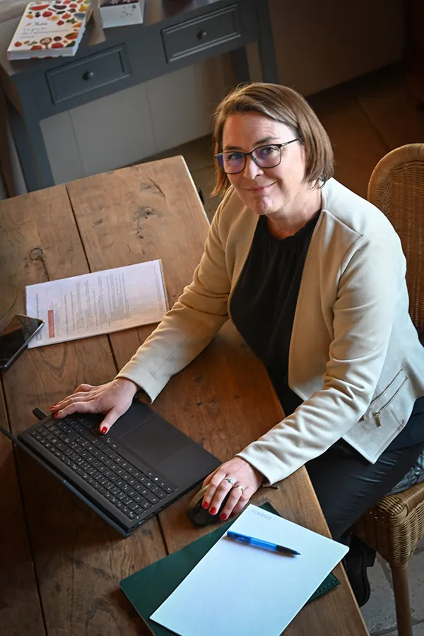 Stephanie Cade, Assistante Administrative et comptable à distance, travaillant sur son ordinateur