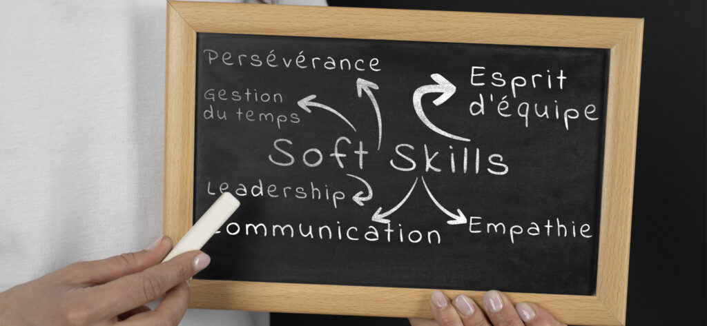 Tableau noir illustrant diverses soft skills essentielles pour le succès professionnel.