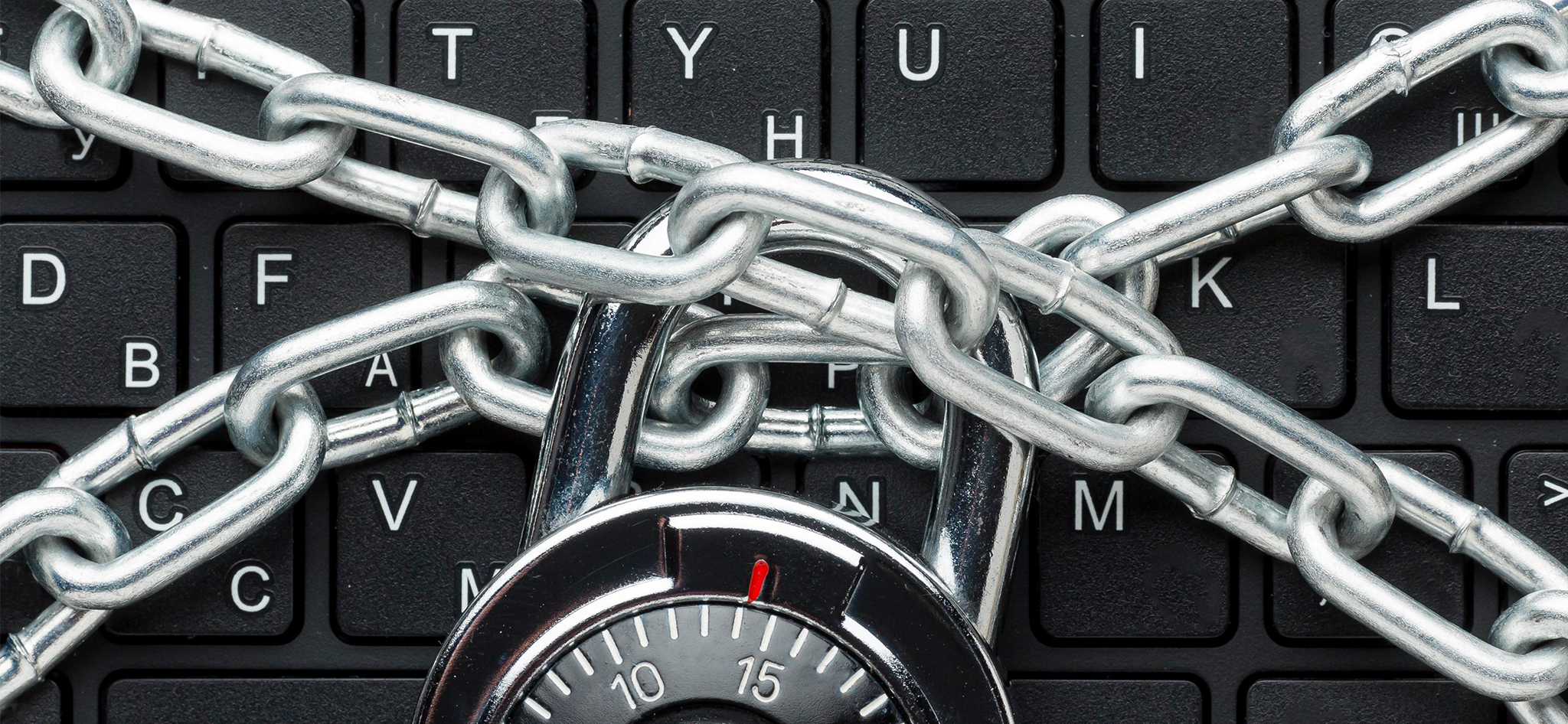 Clavier d’ordinateur sécurisé par une chaîne et un cadenas, symbolisant la protection des données.