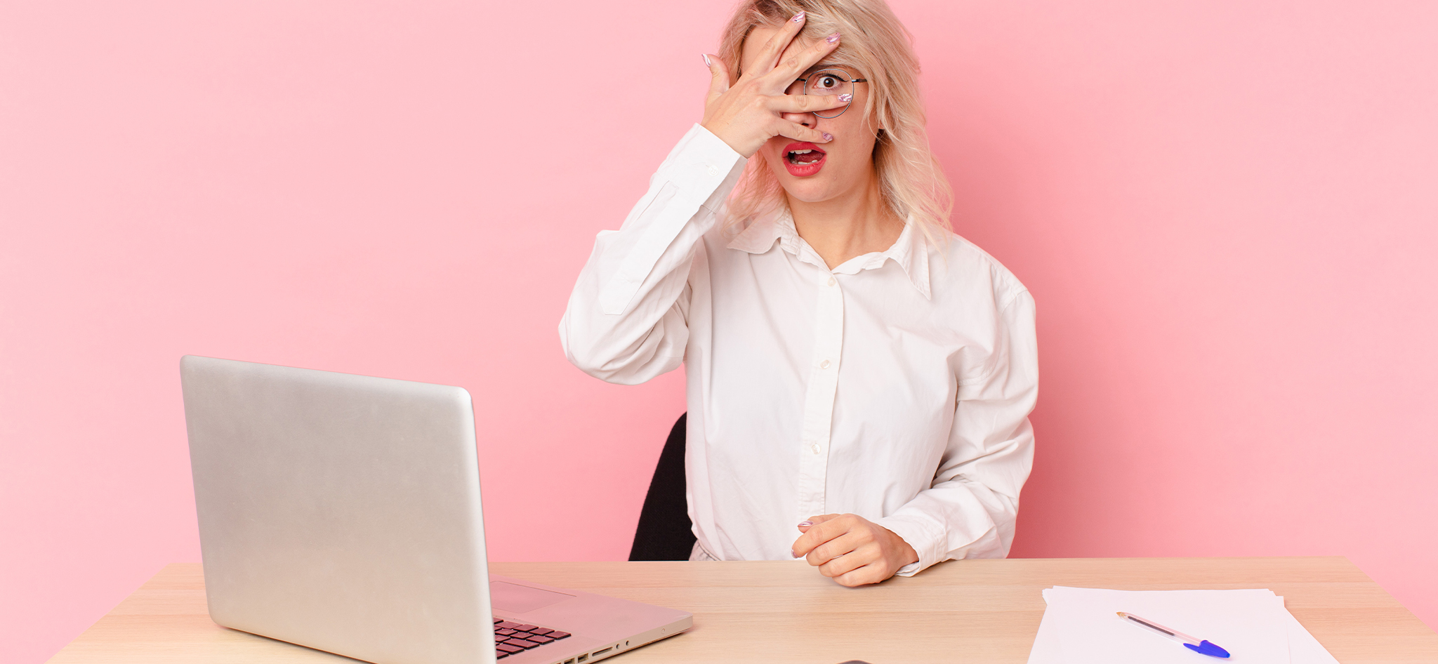 Secrétaire indépendante travaillant sur un ordinateur pour gérer des tâches administratives et comptables.