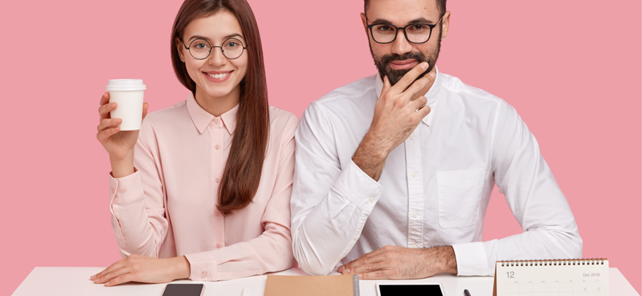 Deux professionnels souriants en tenue sobre, illustrant une relation de confiance et de collaboration dans un cadre de travail serein.